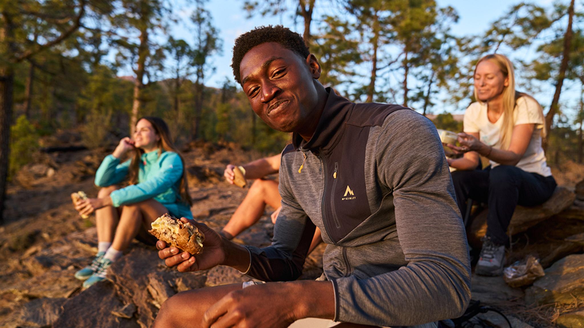 Familj som äter mellanmål på utflykt