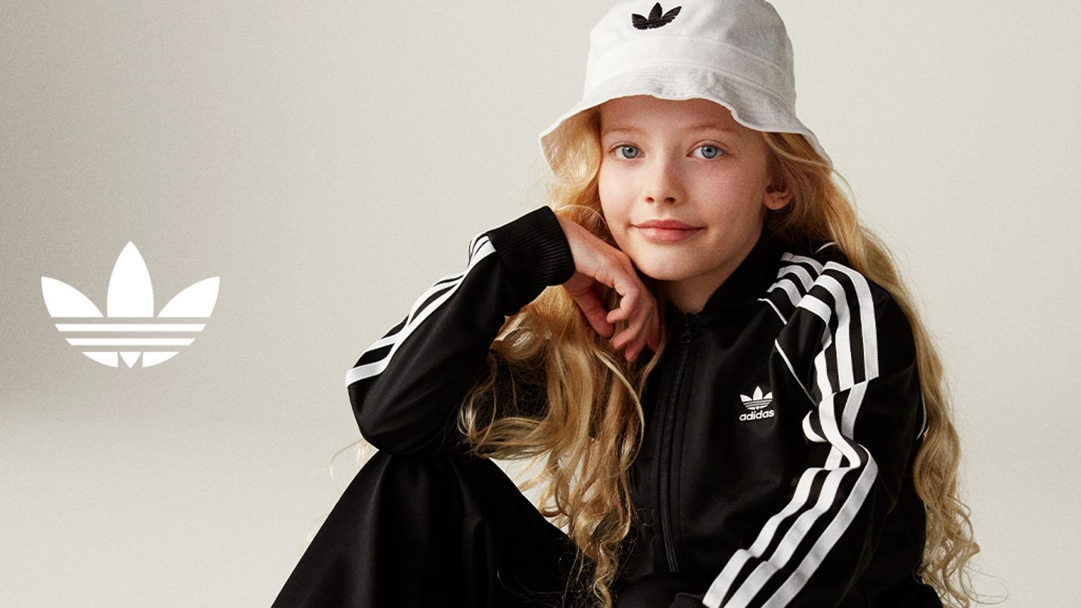 tjej klädd i adidas originals