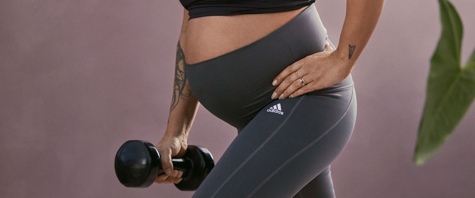 Kvinna som tränar i träningskläder för gravida