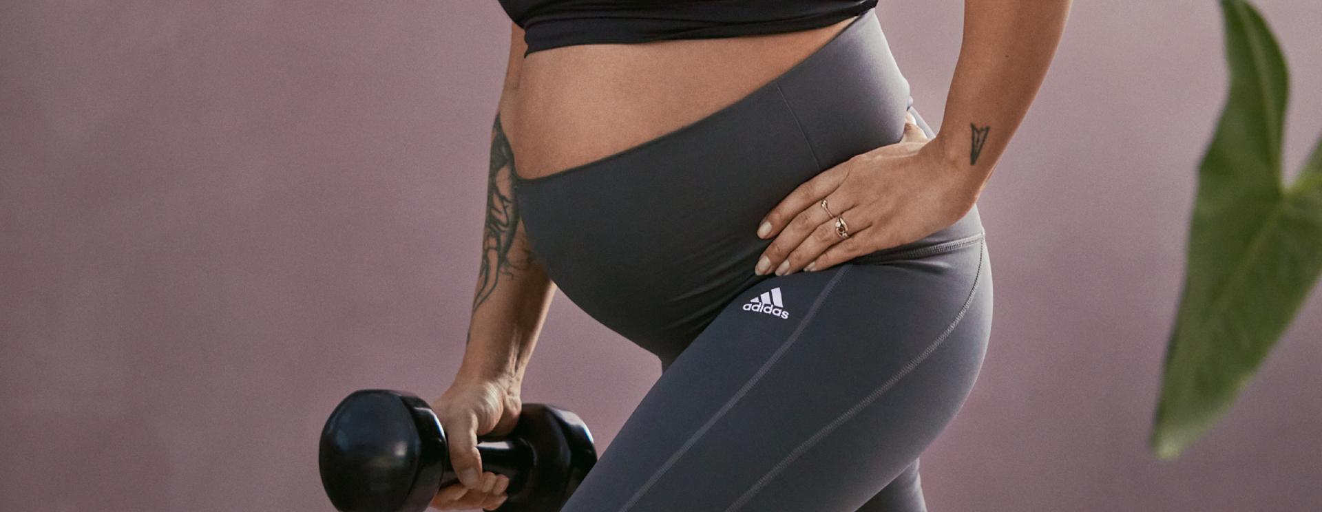 Kvinna som tränar i träningskläder för gravida