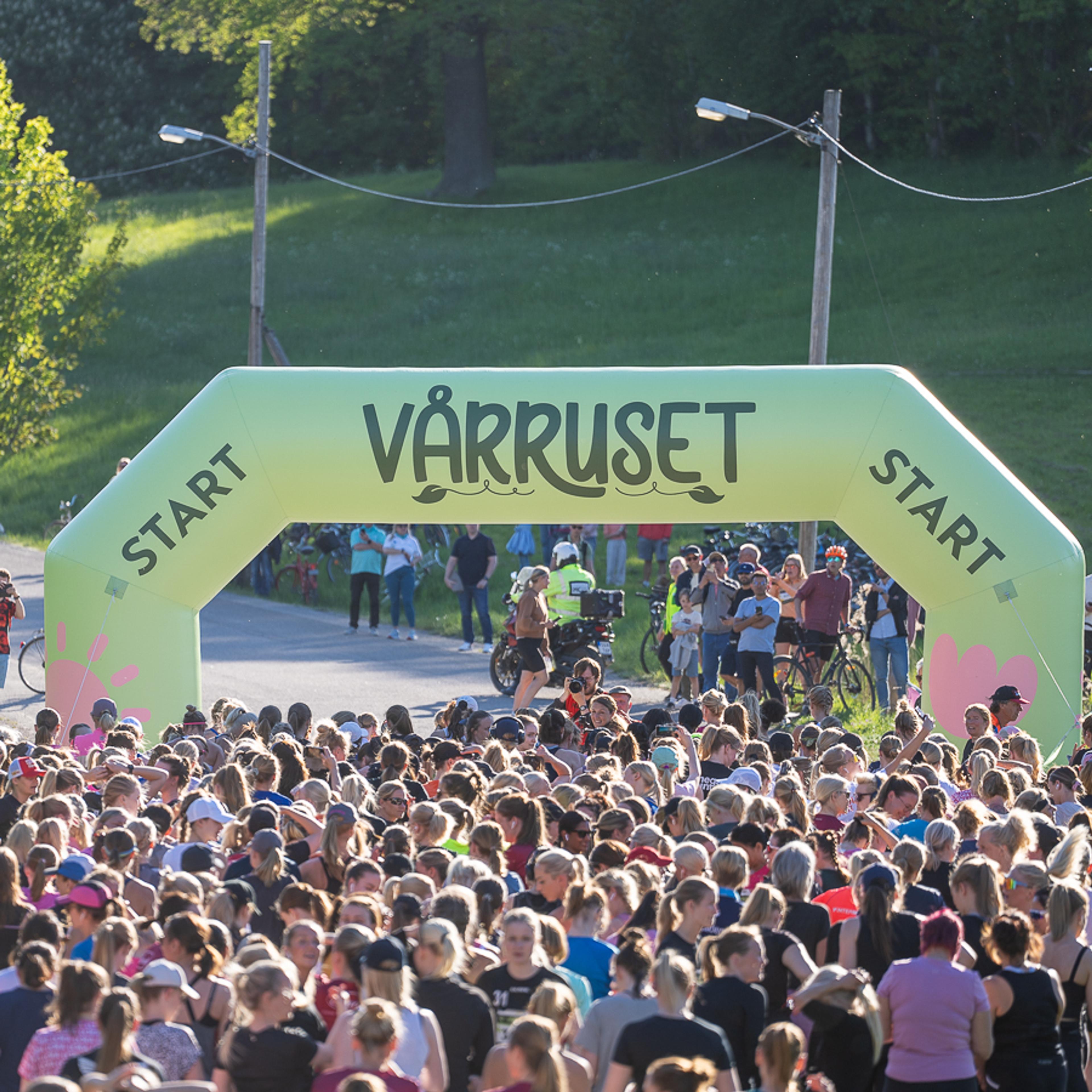 a large group of people are gathered at the start of a race .