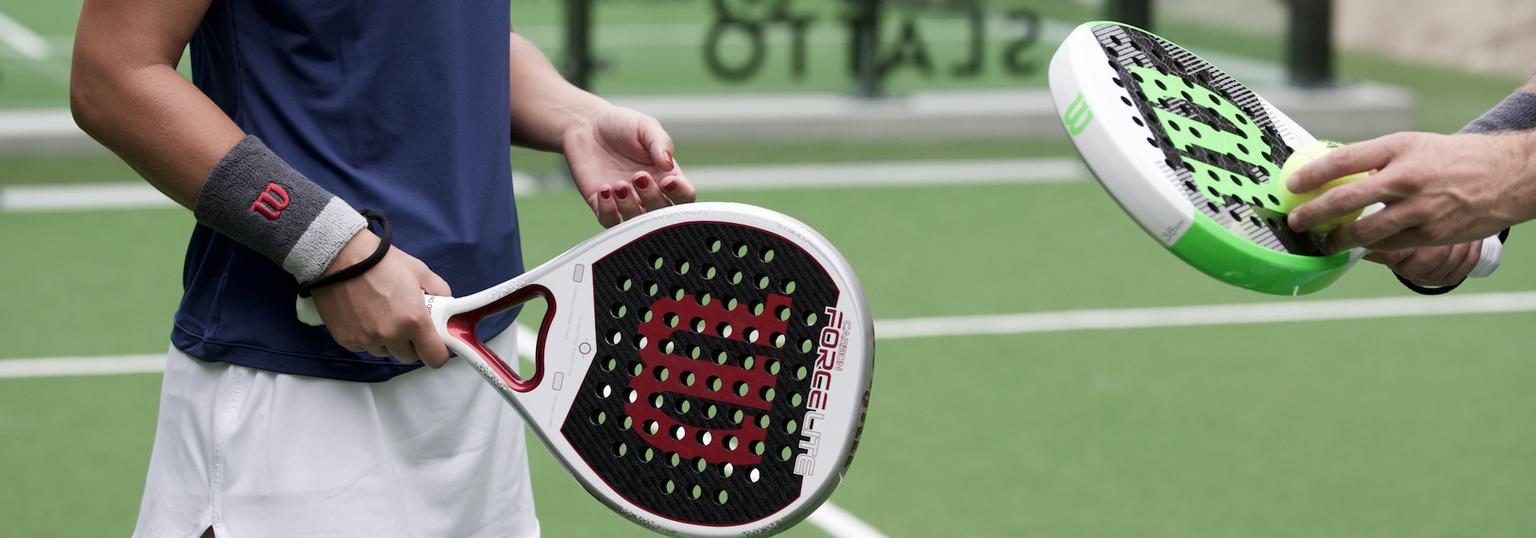 Två personer som håller i padelracket