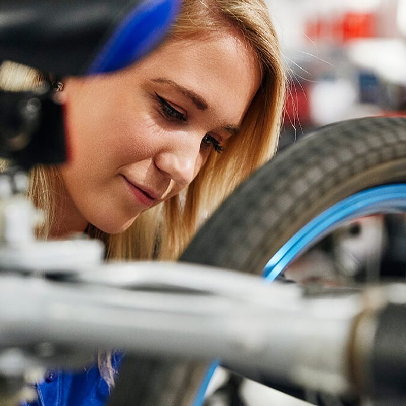 En person lagar en cykel