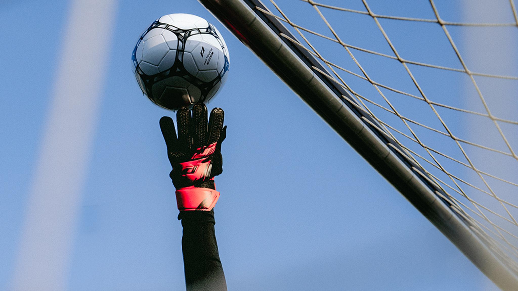 målvakt med handskar