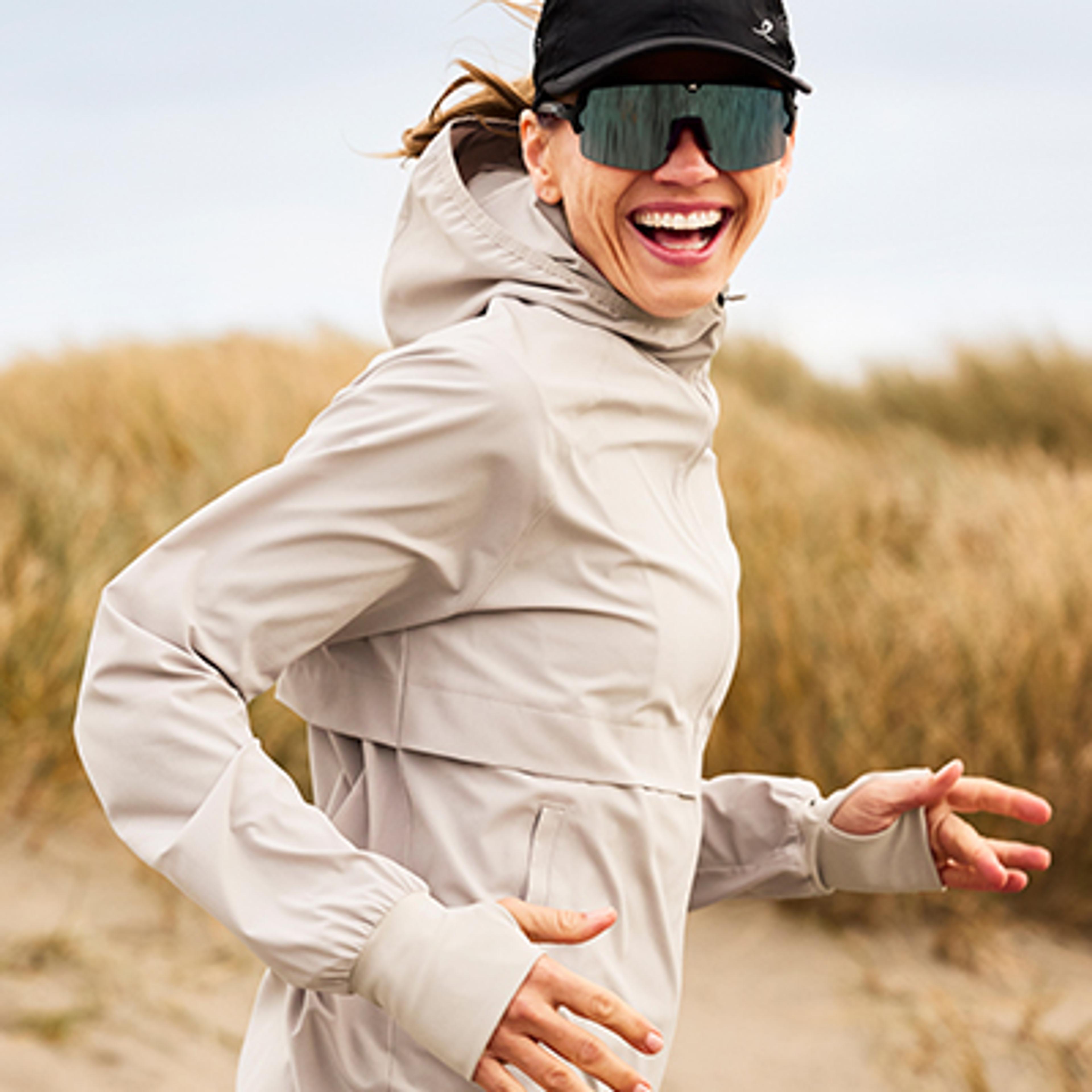 två personer som är ute och springer