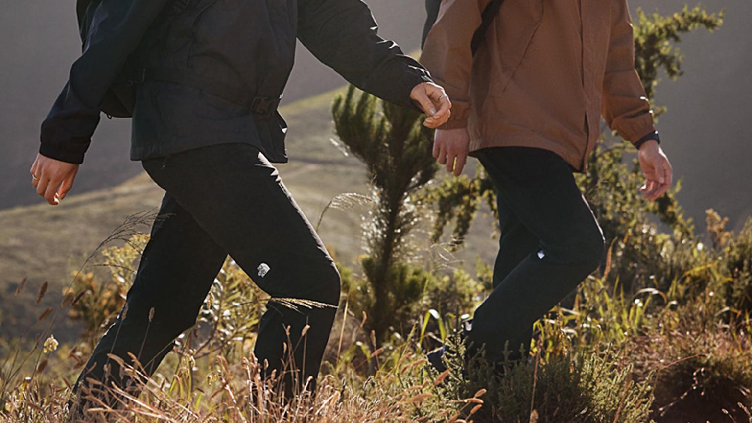 Två vuxna och ett barn är ute och vandrar