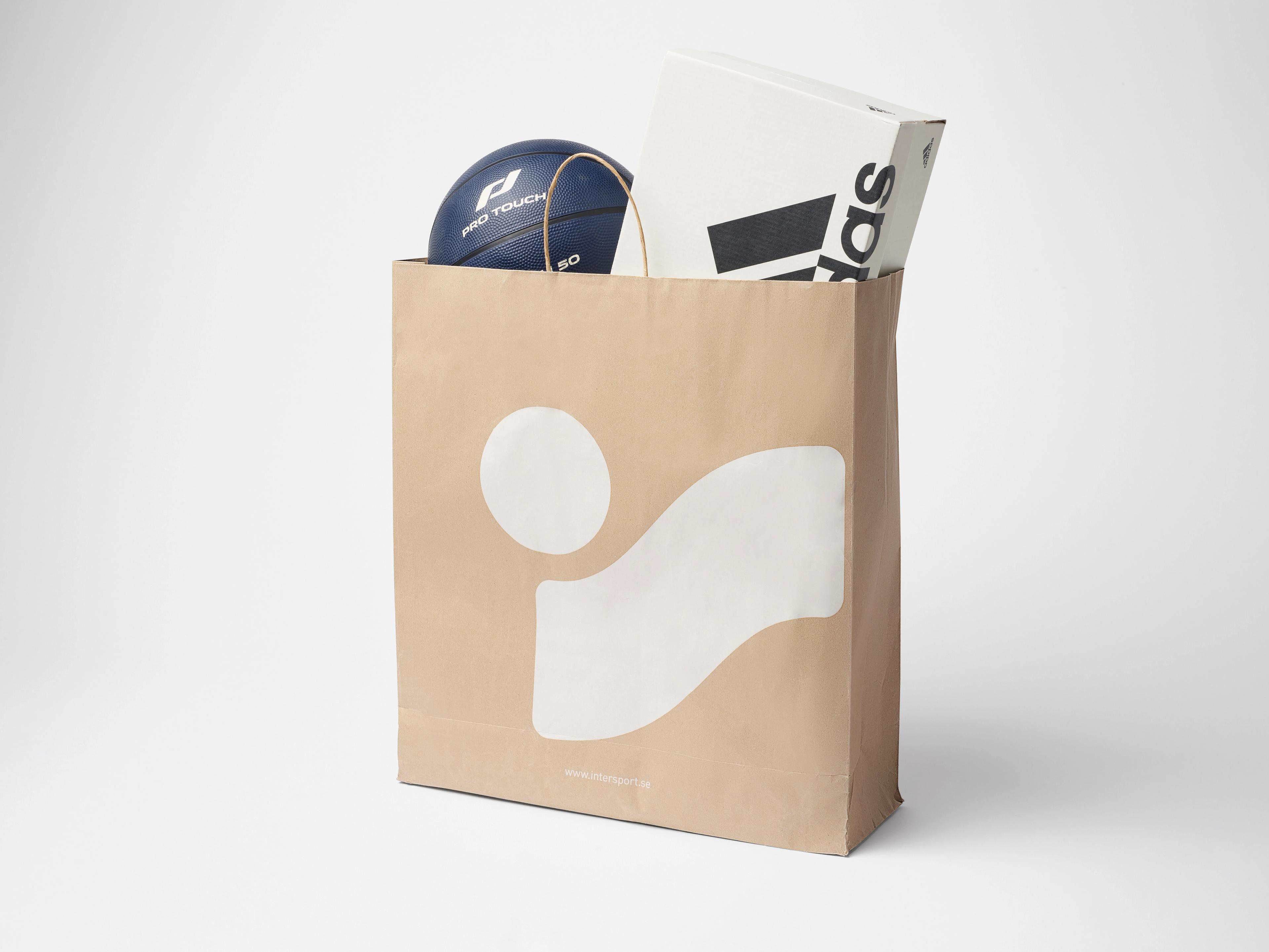 INTERSPORT papperspåse med varor i