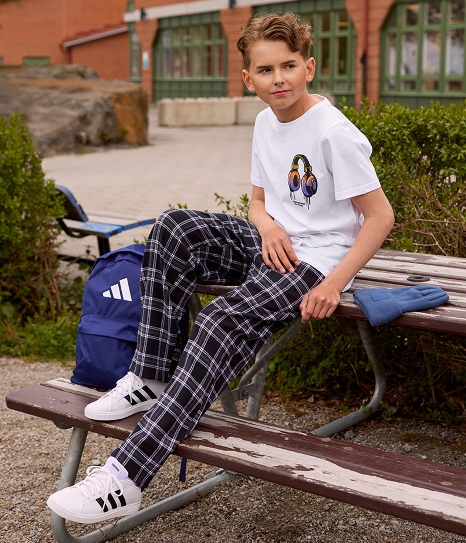 kille på skolgård