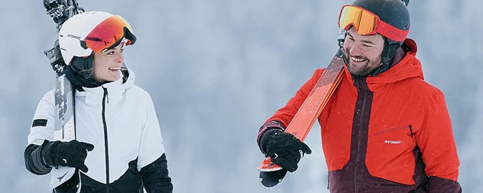 Man och kvinna med slalomskidor