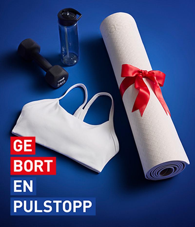 A white sports bra, dumbbell, water bottle, and yoga mat with a red ribbon on a blue background, with the text "GE BORT EN PULSTOPP".