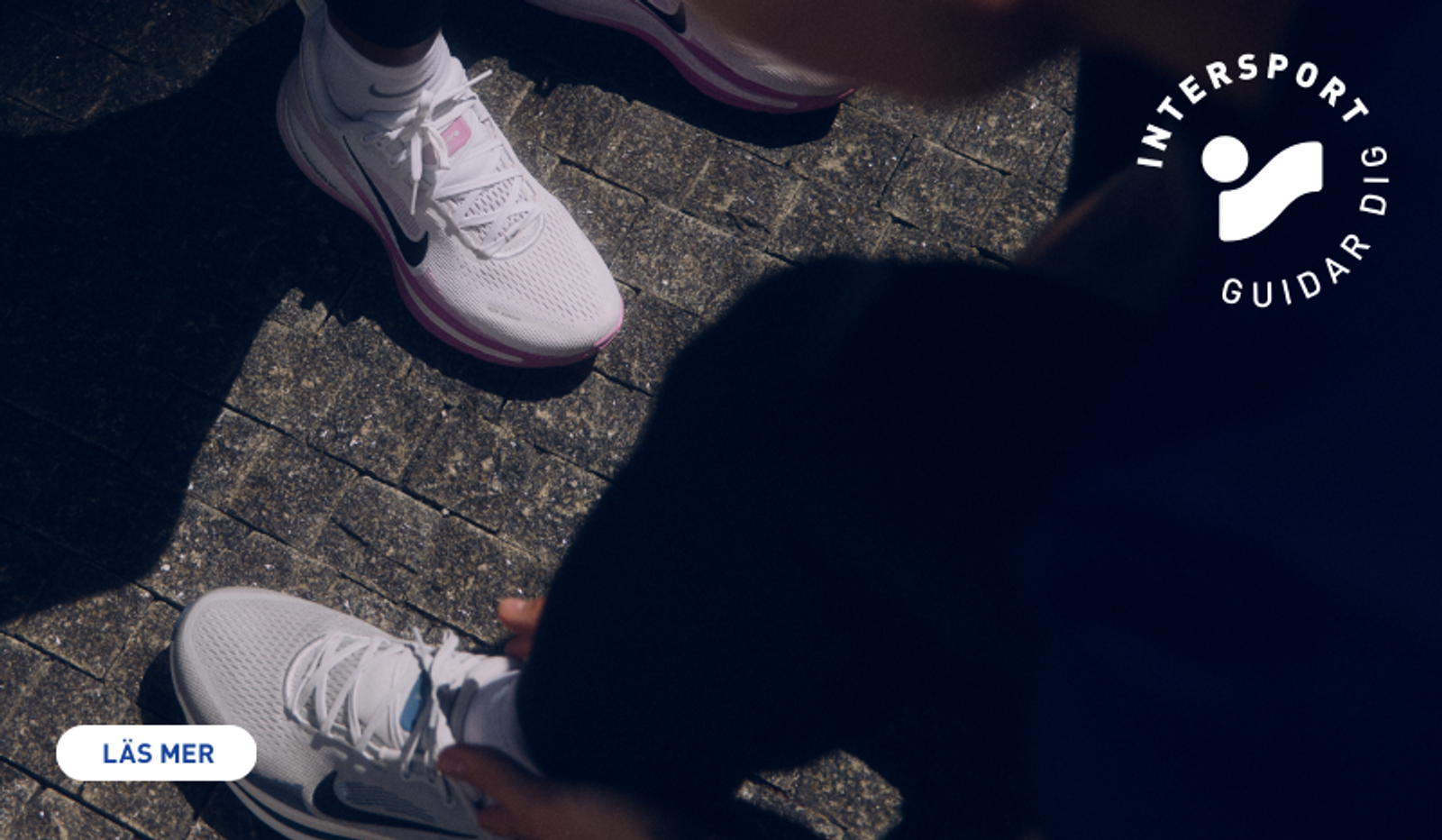 Two pairs of running shoes on a paved surface, with one person tying a shoelace. An Intersport logo and a "Läs mer" button are visible.
