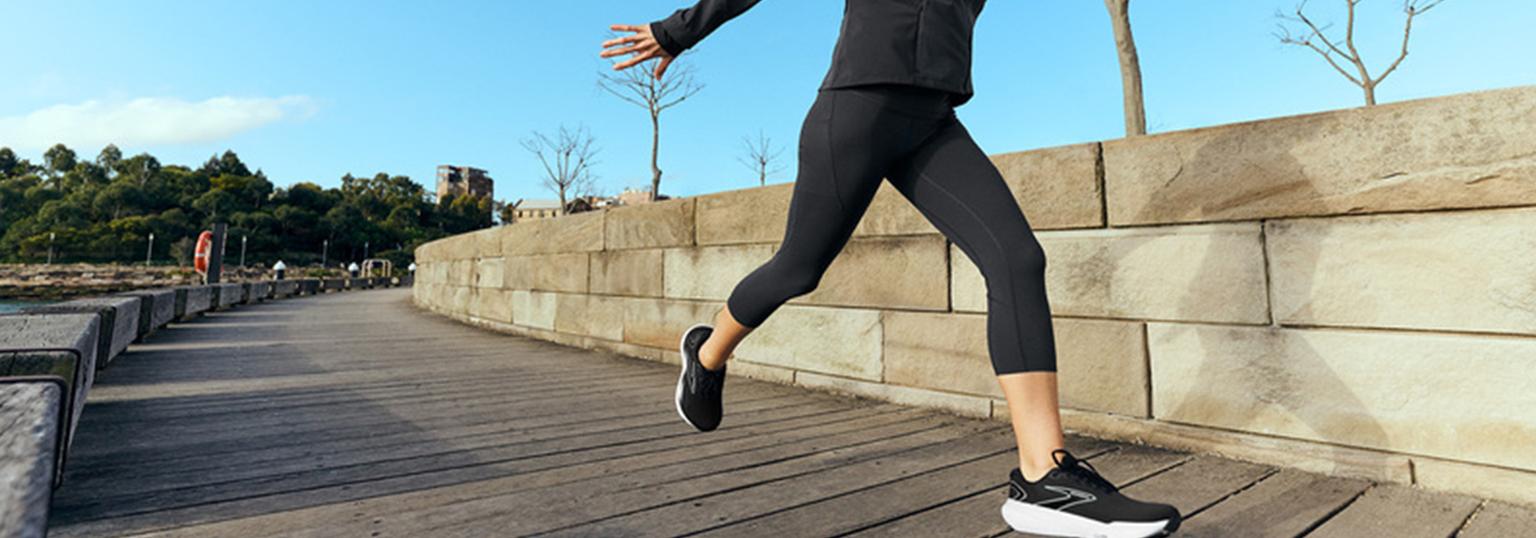 Kvinna som tränar yoga i tights