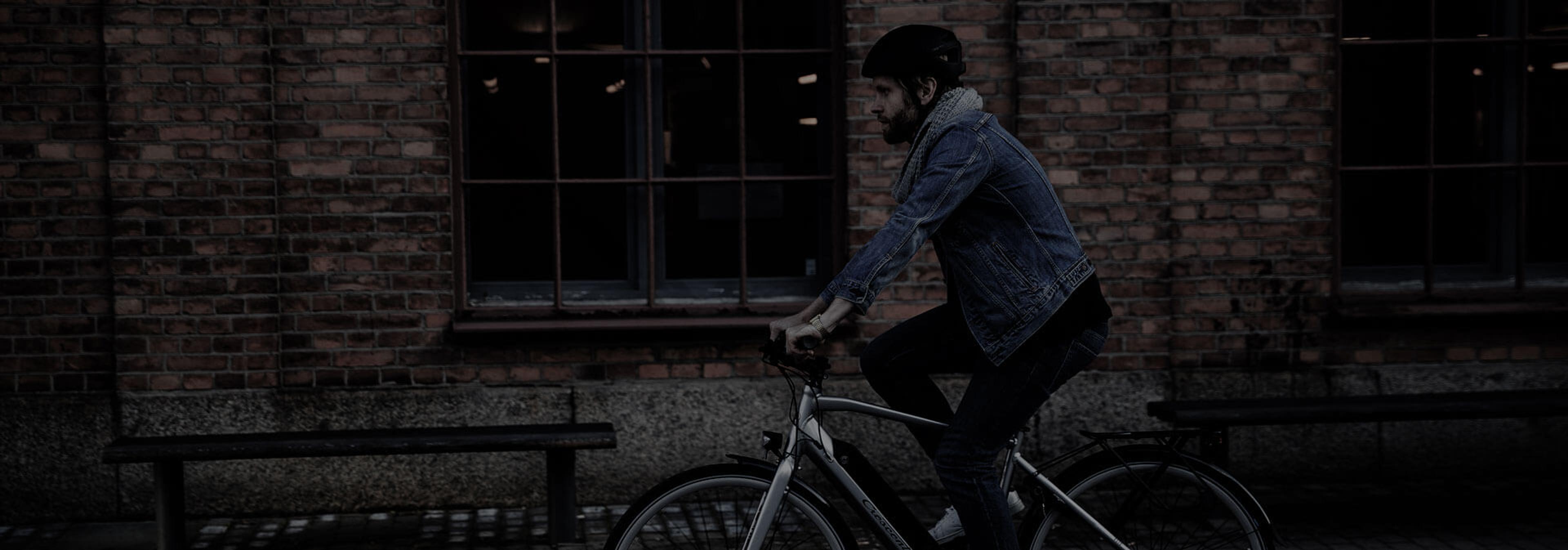 Person som cyklar i mörker