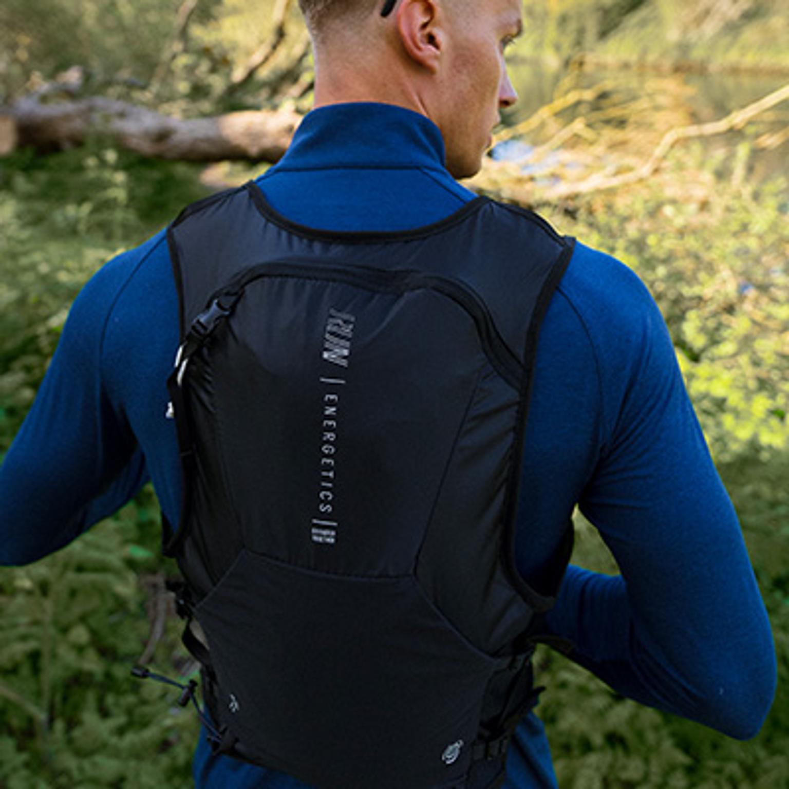 kille som springer med en löparväska