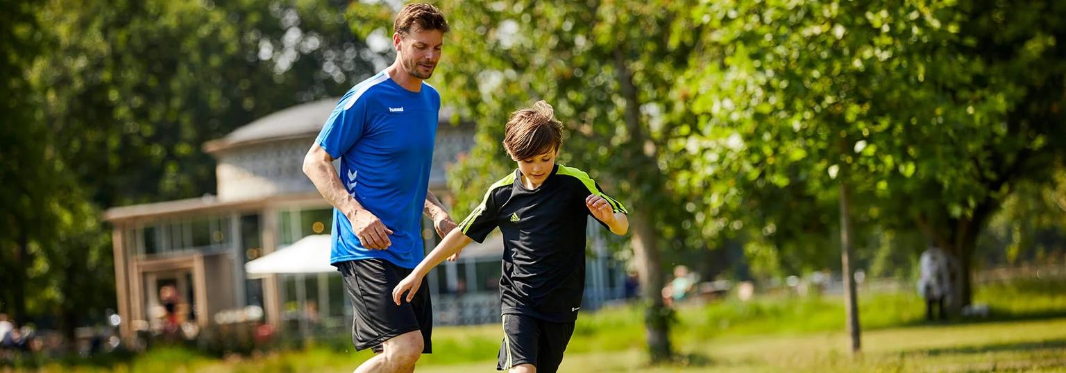 Familj som tränar tillsammans