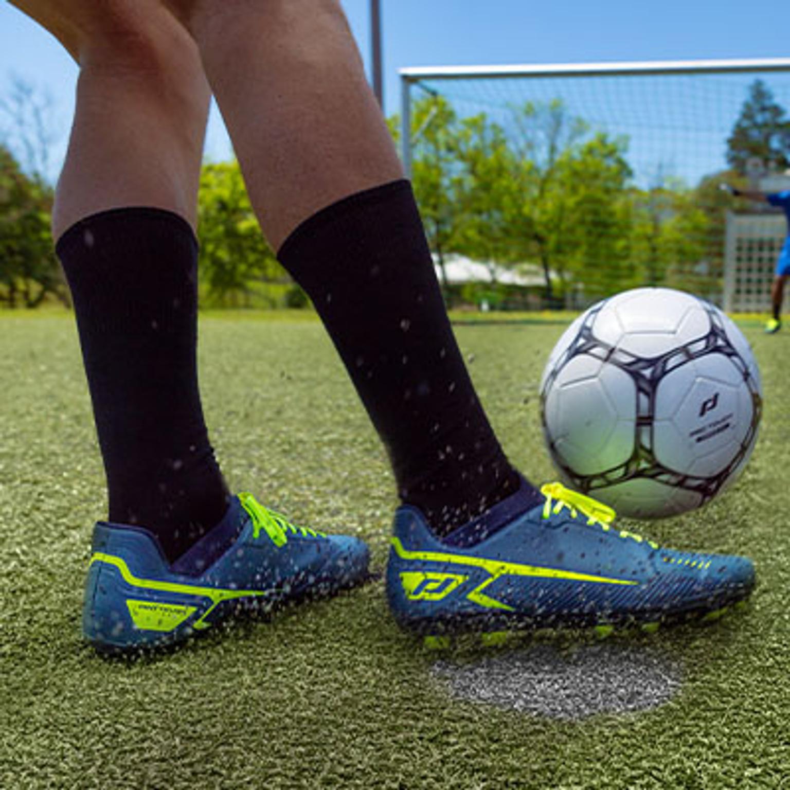 person som trixar med en fotboll