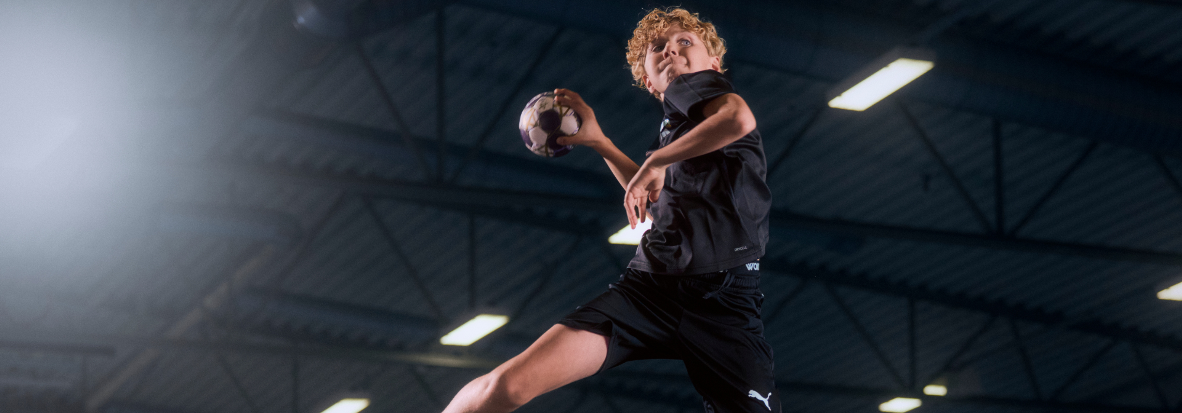 VI HJÄLPER DIG NÅ DINA IDROTTSDRÖMMAR VI HAR UTRUSTNINGEN DU BEHÖVER