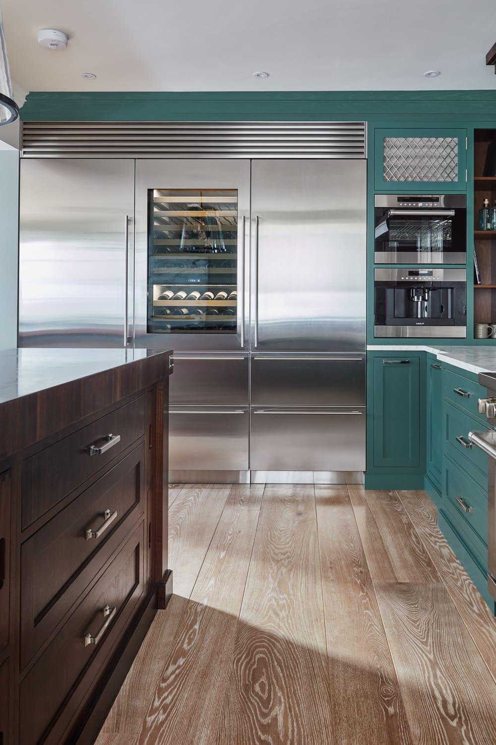 The Georgian Hall kitchen seamlessly integrates appliances, such as Miele ovens, tucked away. This clever design maximises space and creates a clean and clutter-free look, while also maximising the kitchen's space.