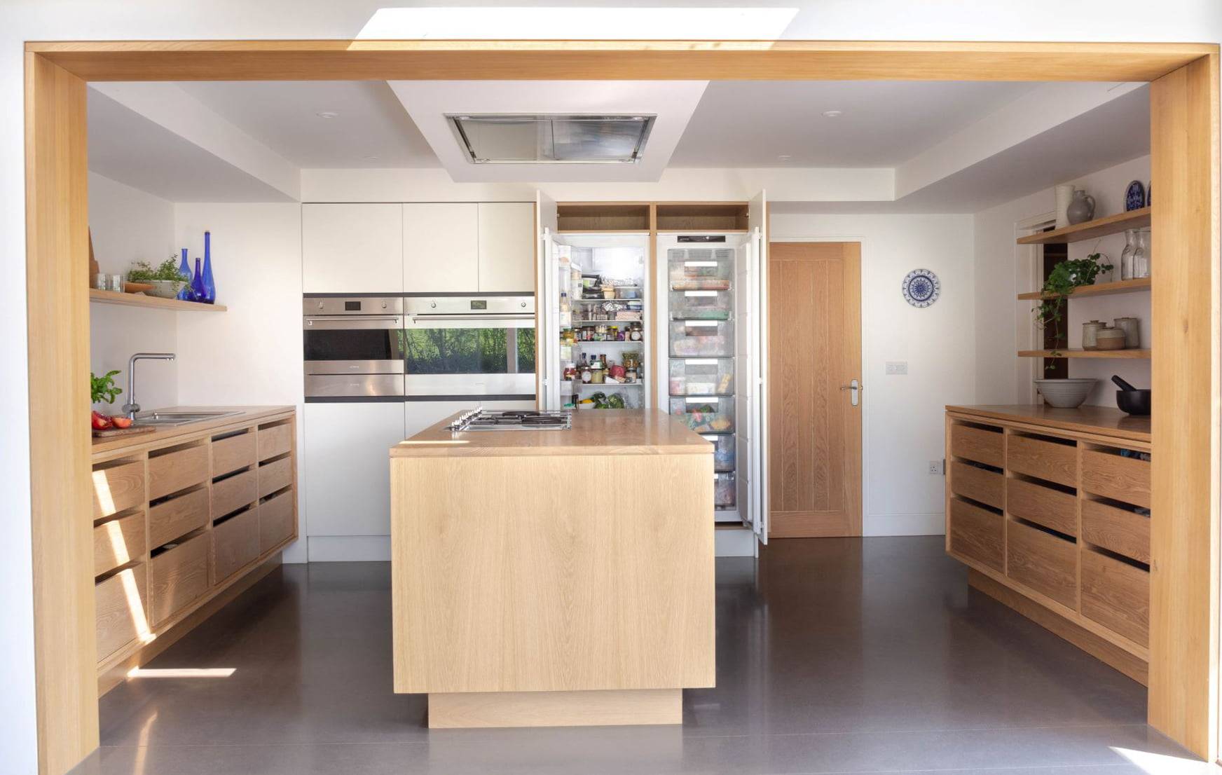 oak kitchen, white doors and integrated appliances