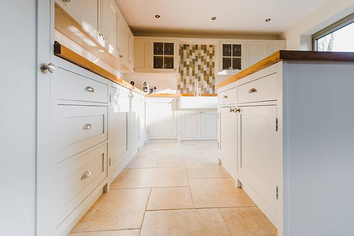 white shaker kitchen splashback
