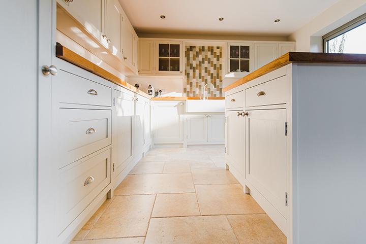 white shaker kitchen splashback