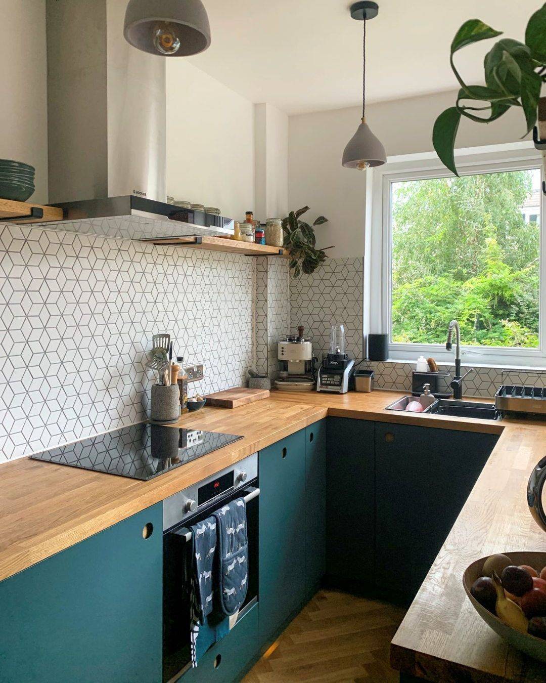 U shaped kitchen with Ladbroke doors