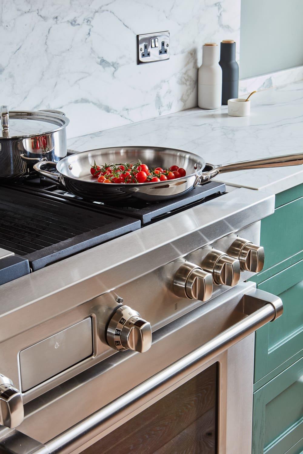 The Georgian Hall kitchen seamlessly integrates appliances, such as Miele ovens, tucked away. This clever design maximises space and creates a clean and clutter-free look, while also maximising the kitchen's space.