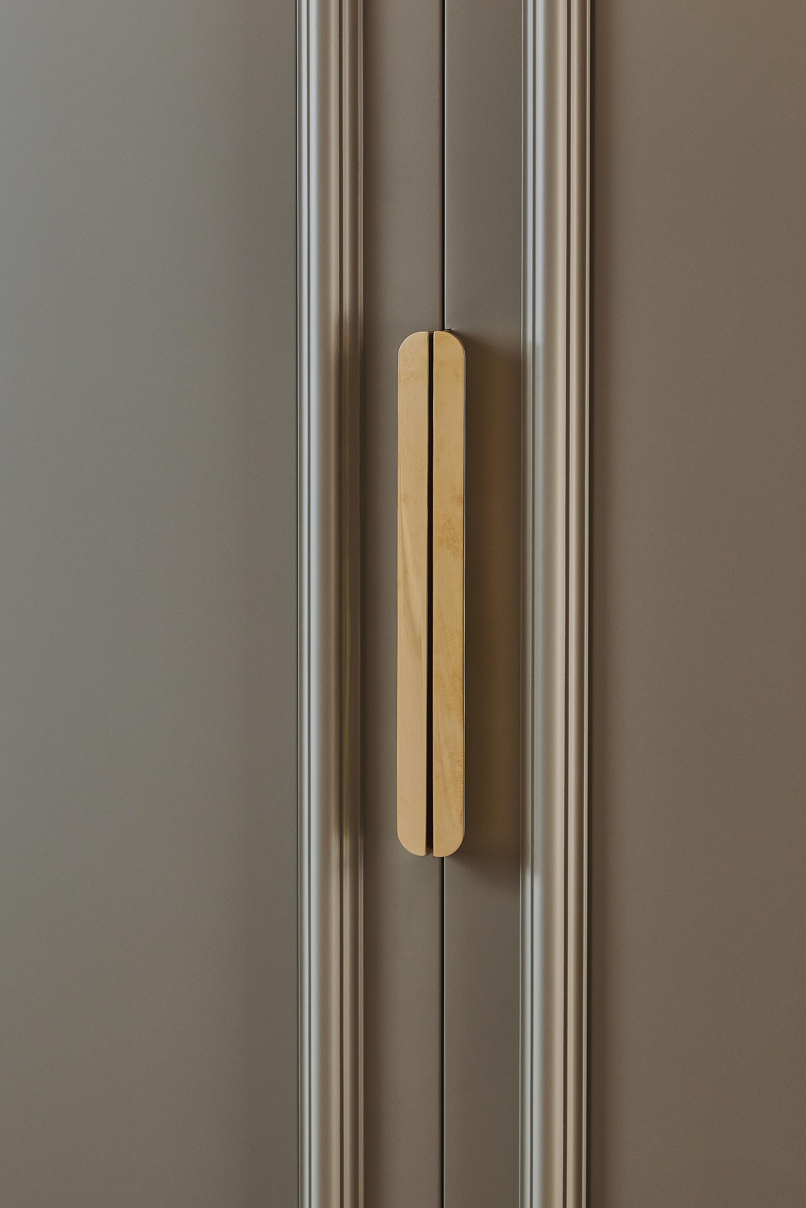 A close-up of The onslow handle