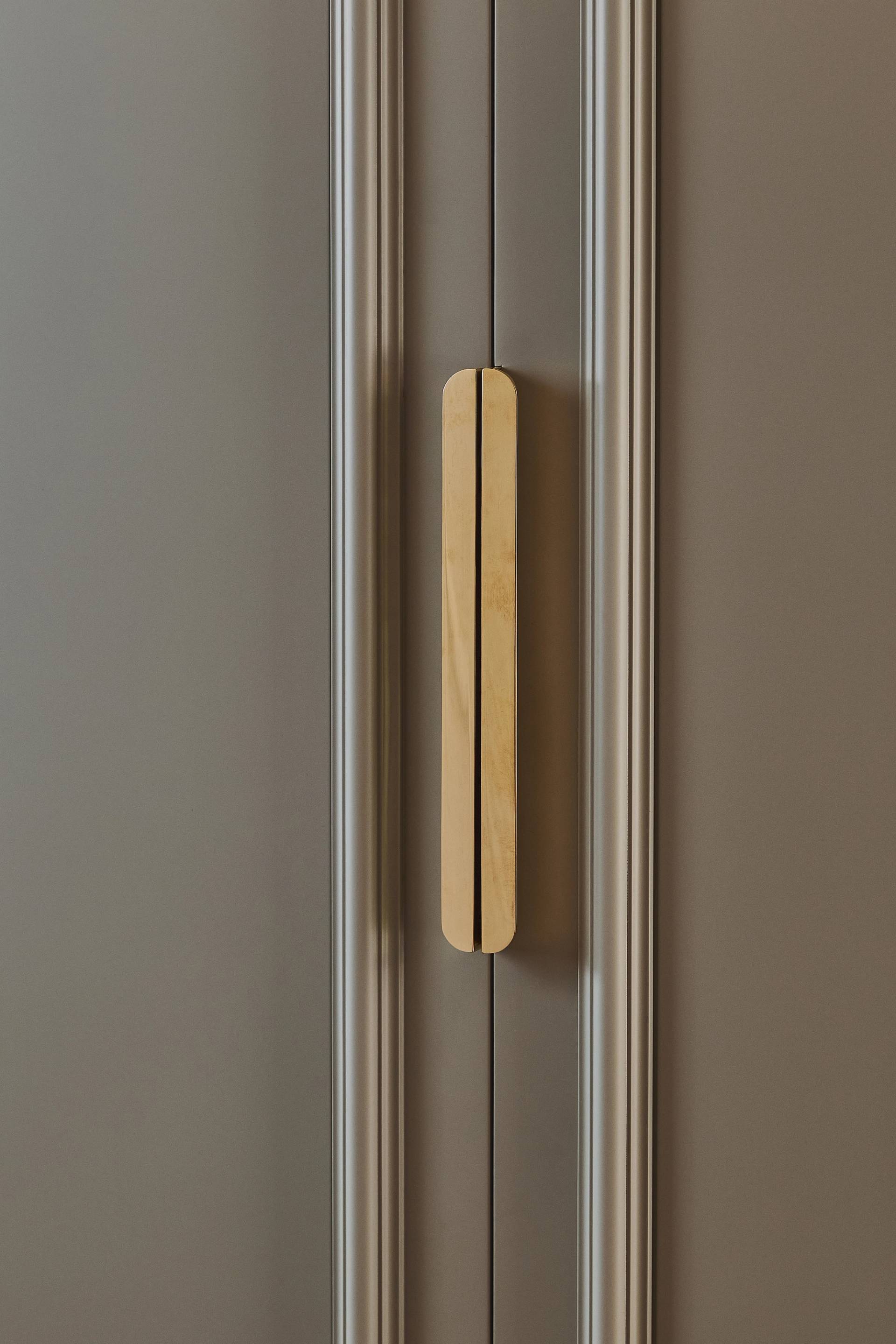 A close-up of The onslow handle