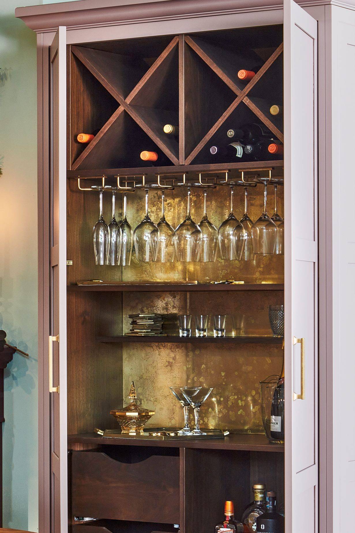Become the centre of attention at this breathtaking drinks cabinet, where the harmony of walnut, rich purple hues, and aged brass creates an atmosphere of sophistication and elegance. The kitchen's ample space provides ample seating for enjoying drinks and conversation, while the integrated wine rack adds a touch of refined luxury.