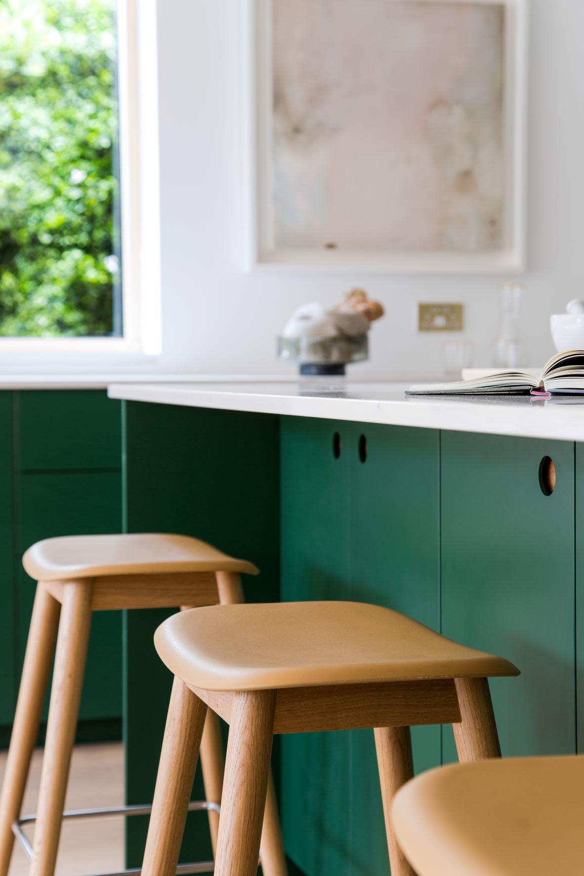 Discover the stunning Ascot kitchen, blending modern minimalist design with natural elements. Featuring Ladbroke doors in Wiveton Fern green, oak accents, and reeded glass cabinets.