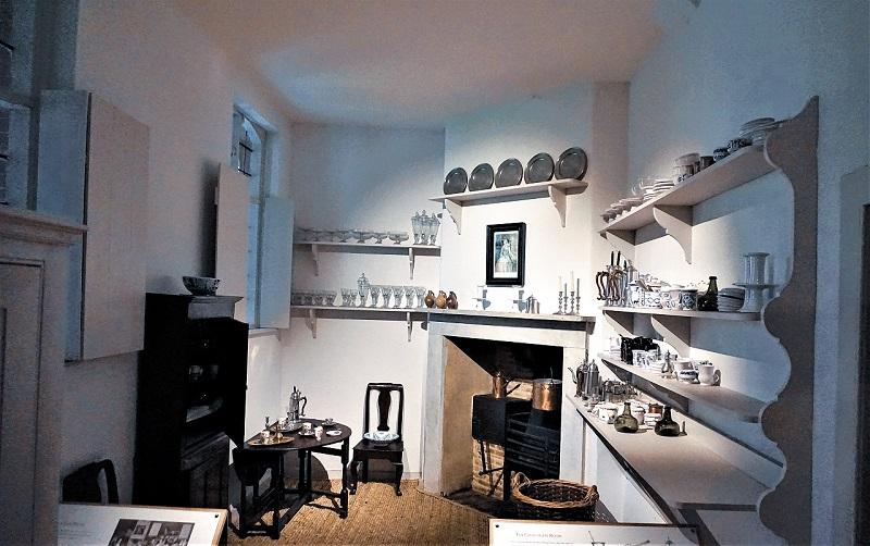 2560px-The_Chocolate_Room_-_Hampton_Court_Palace_-_Joy_of_Museums