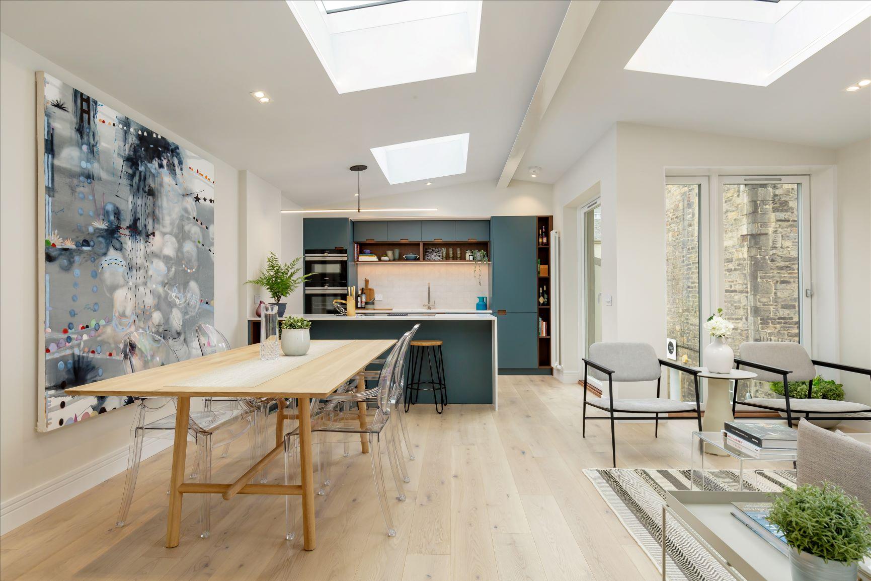 The Castle Mews kitchen features a peninsula island, providing an additional worktop, storage and seating area. The island's continuous quartz countertop flows seamlessly into the cabinets, creating a sense of openness and fluidity
