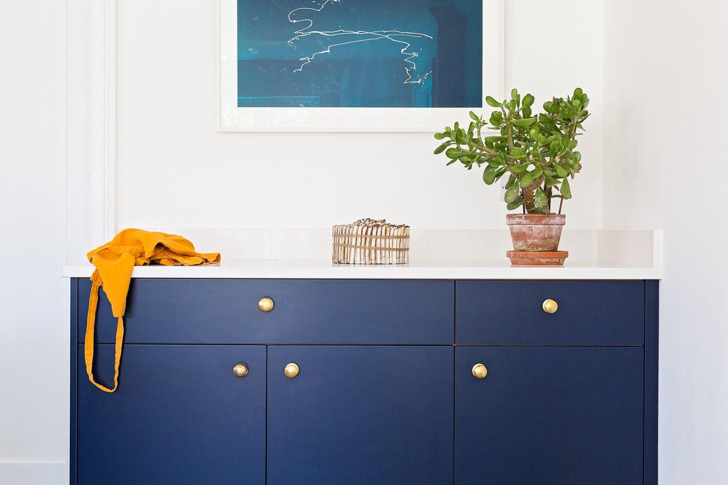 A light background highlights the clean lines & creating a welcoming ambience in the modern beach house kitchen