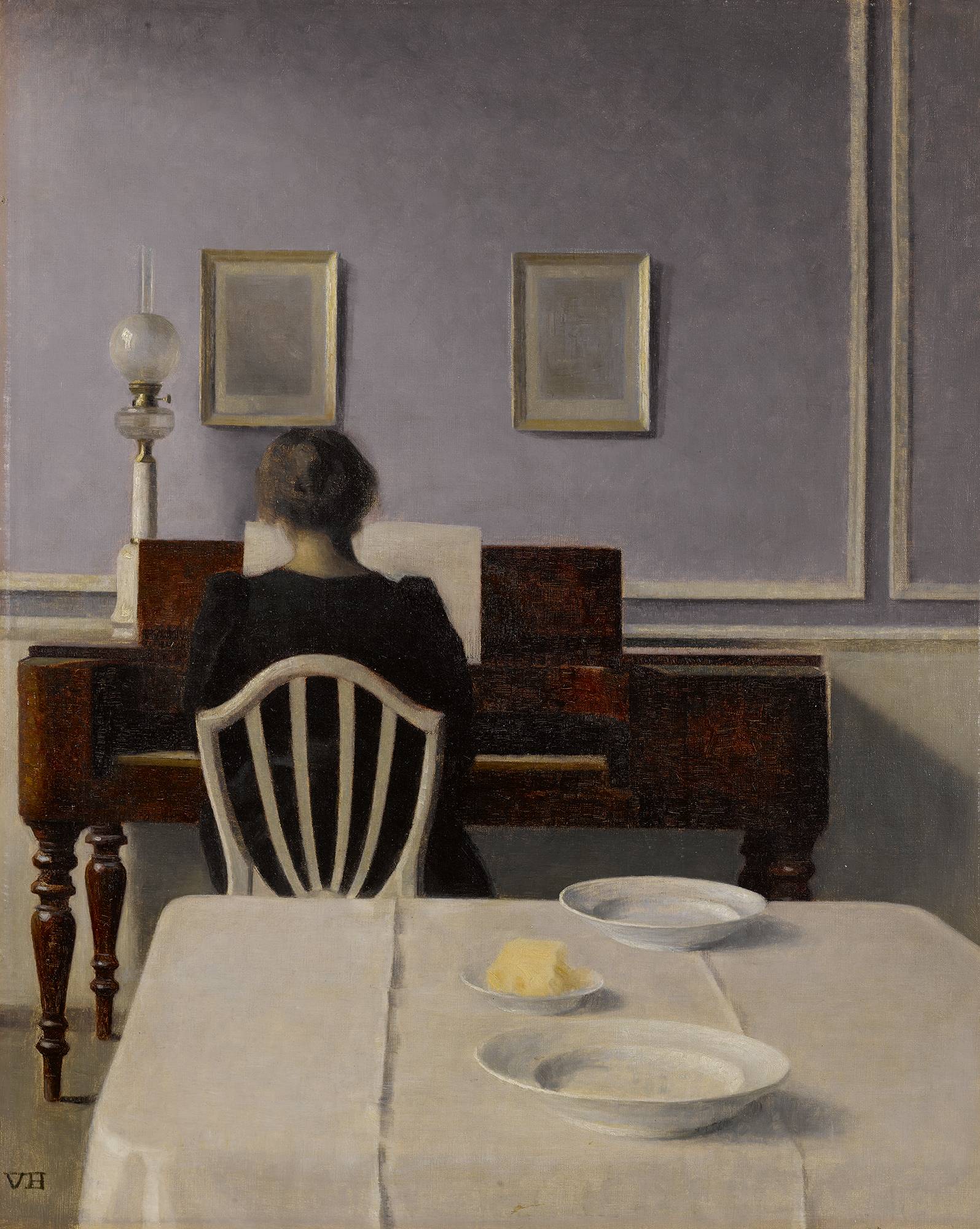 Vilhelm_Hammershøi,_Stue_med_kvinde_ved_klaver,_Strandgade_30,_1901