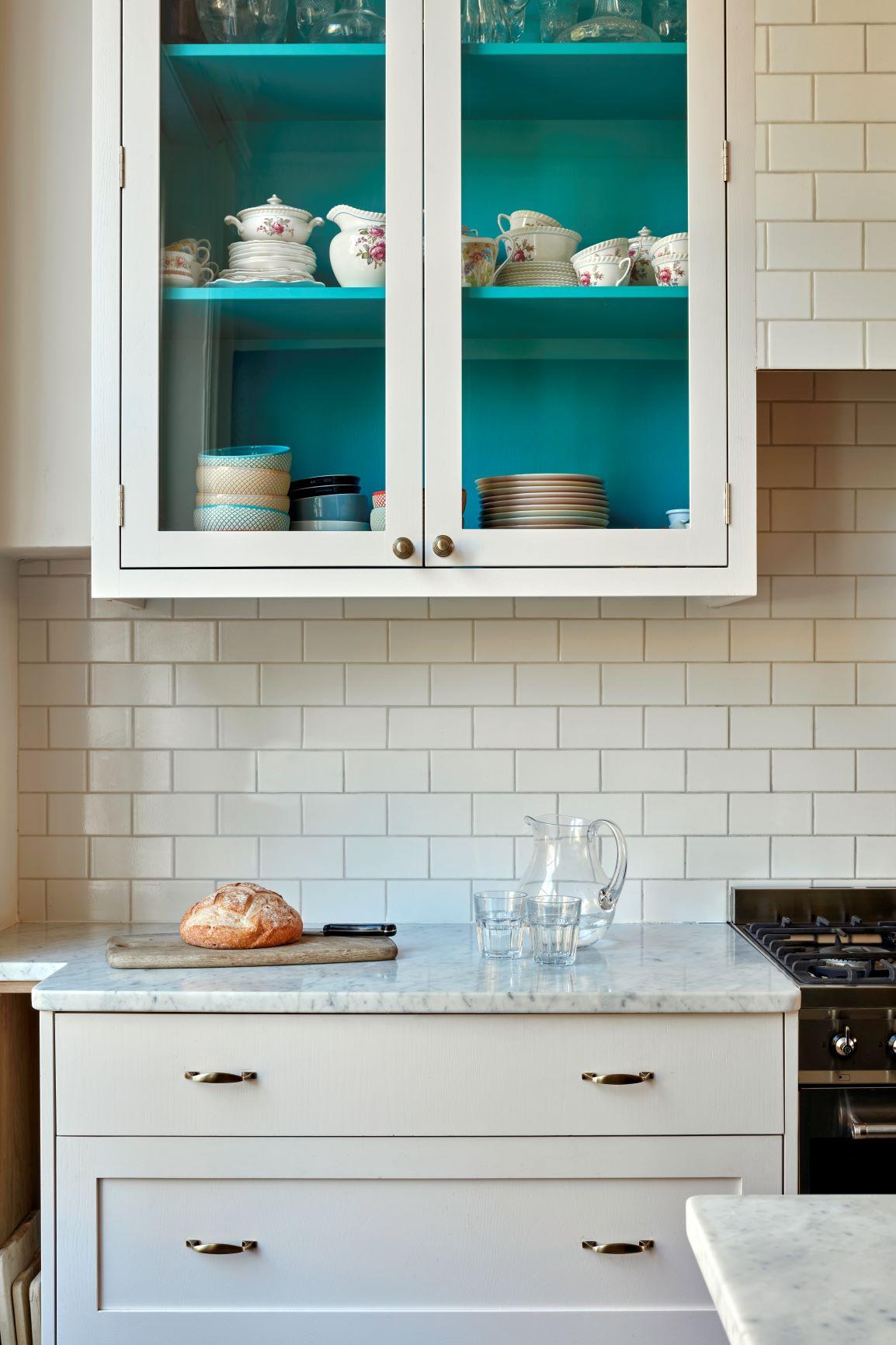 A shaker style kitchen unit with brass handles and white quartz worktop and a glazed shaker wall unit is a classic and timeless combination that never goes out of style. The shaker style cabinets are known for their clean lines and simple, elegant design, while the brass handles add a touch of luxury and sophistication.