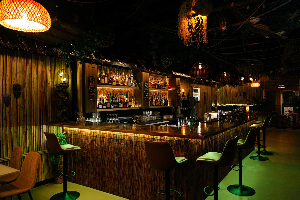 A relaxed tropical escape designed for laid-back nights