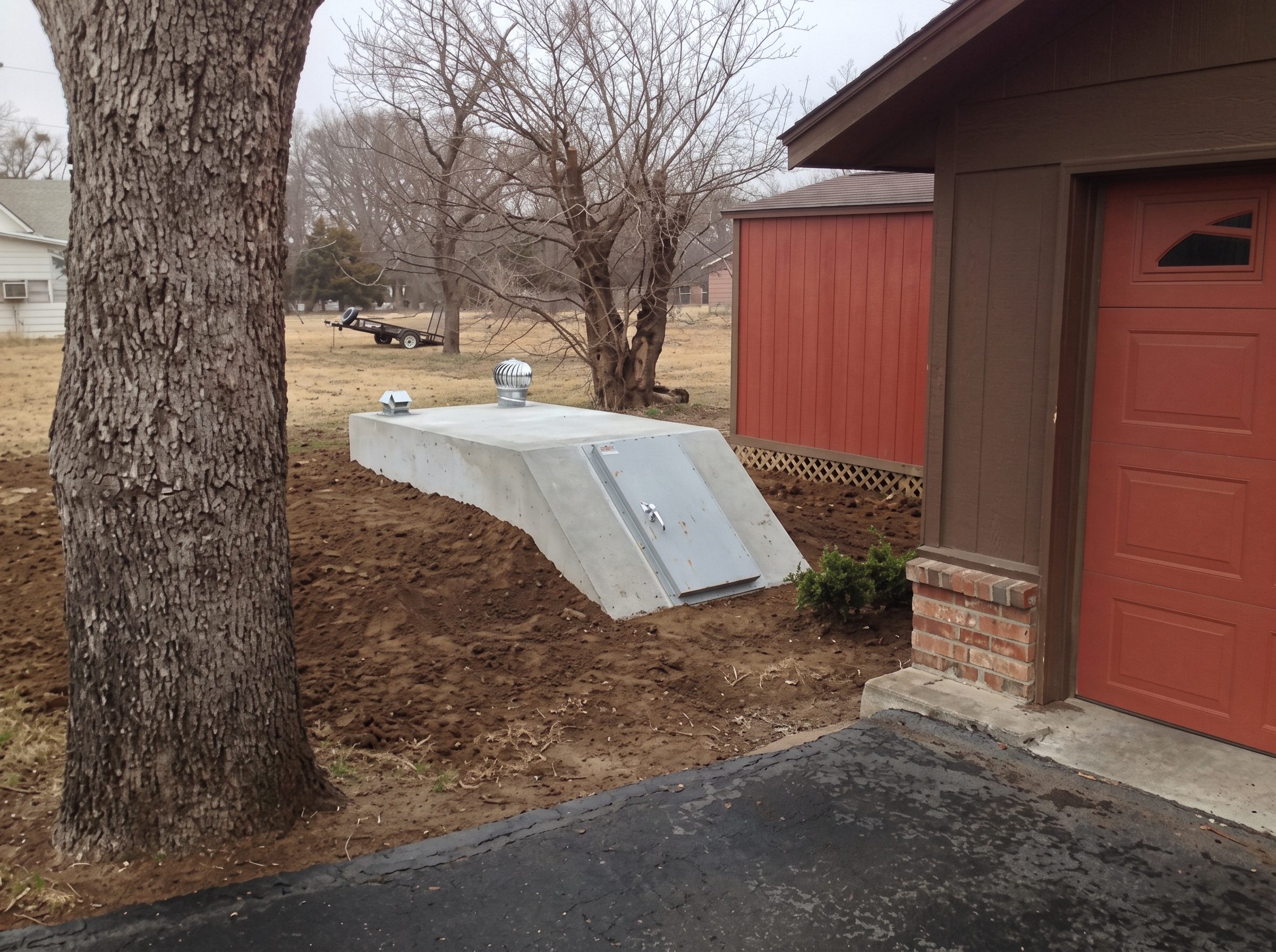 Shelter set a few steps from the garage