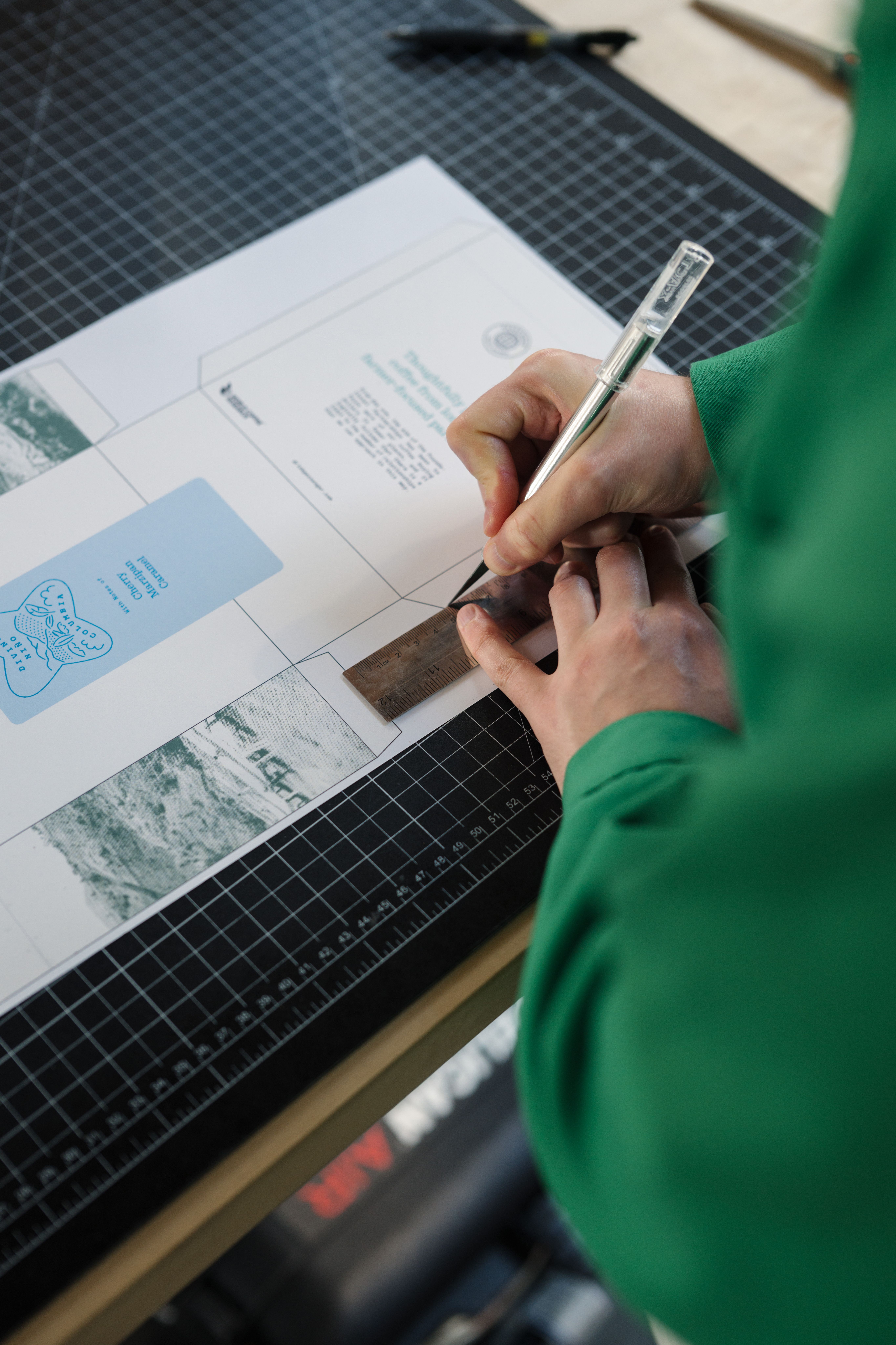 Cutting packaging dielines for presentation