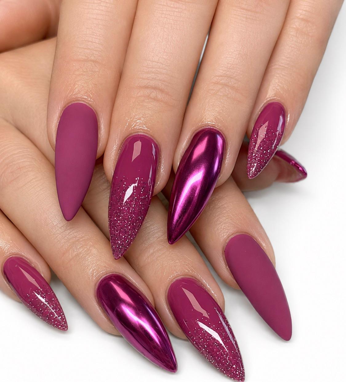 Langes Nageldesign in Beere, Chrome und Glitzer