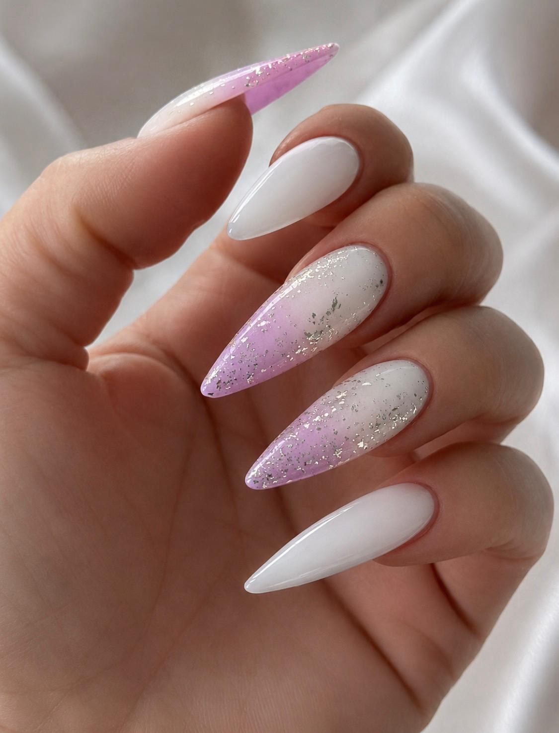 Weißes Ombré-Nageldesign mit rosafarbenen Spitzen