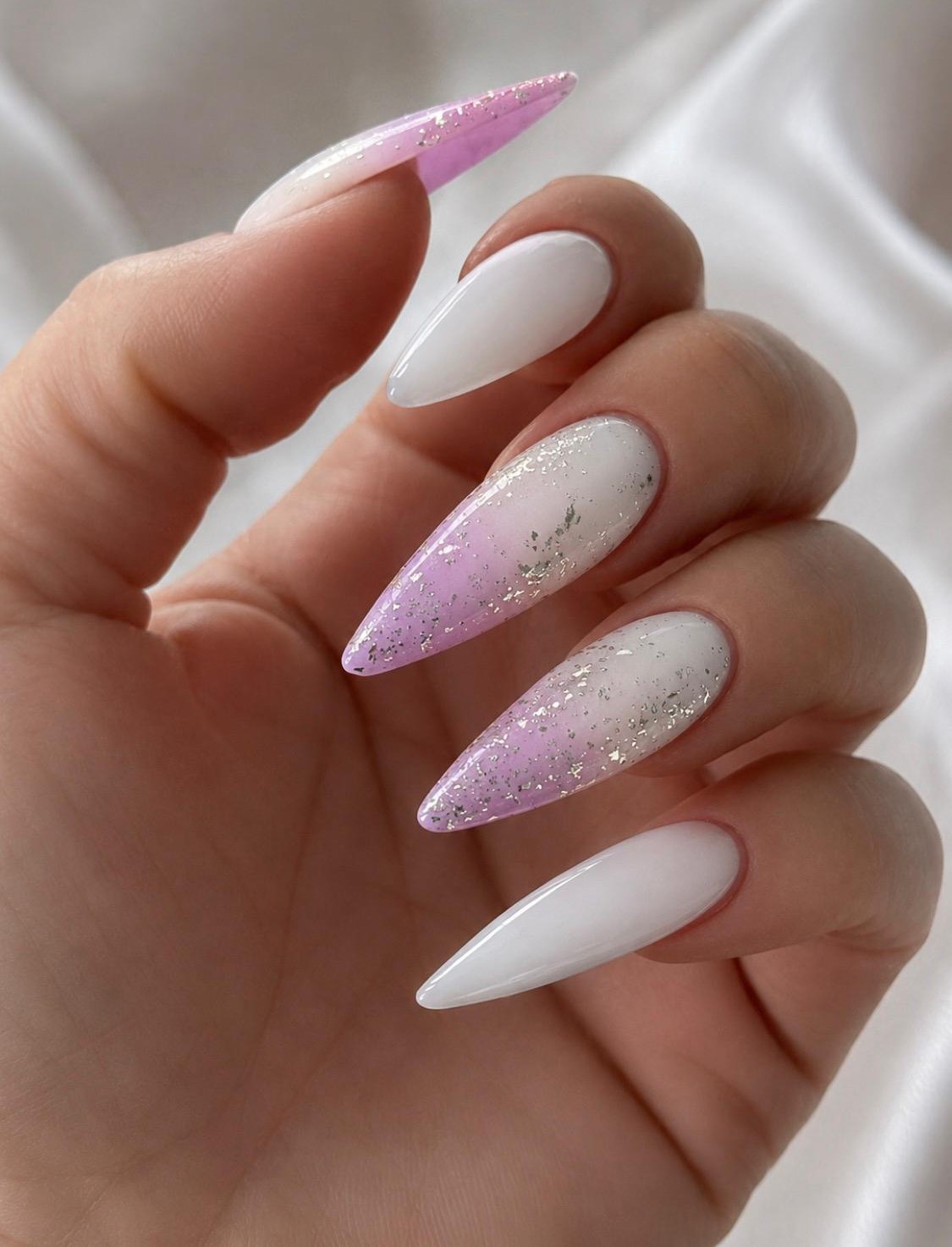 Weißes Ombré-Nageldesign mit rosafarbenen Spitzen