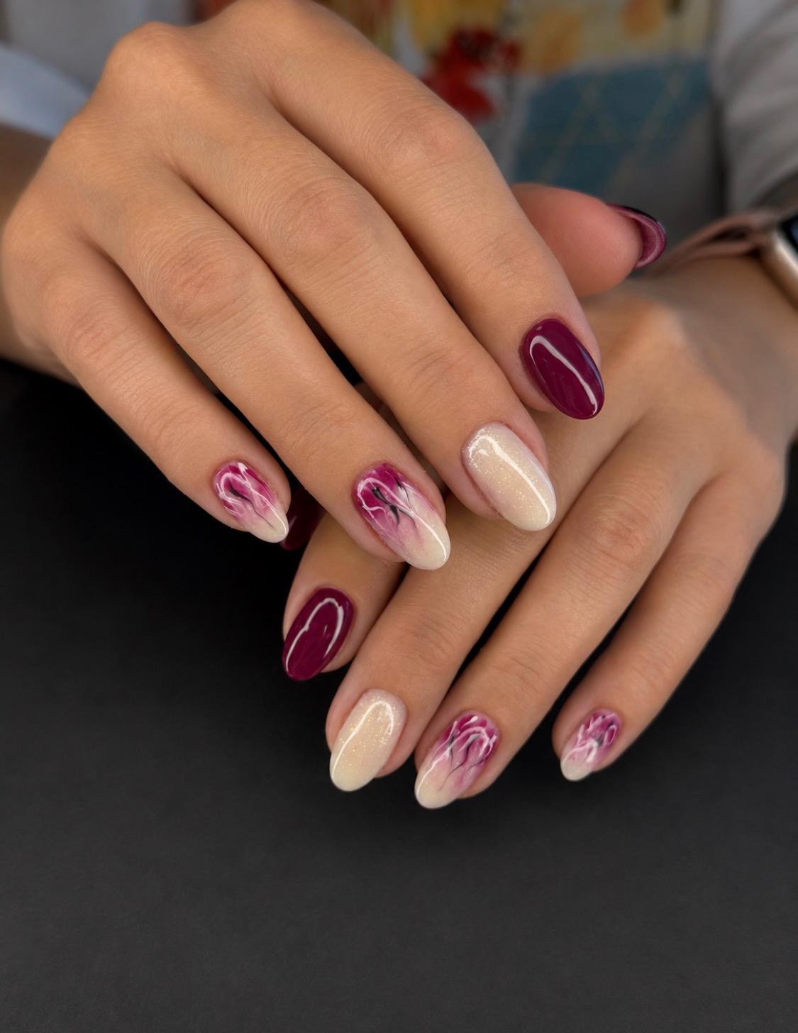 Burgunderfarbenes Nageldesign mit feinen Blütenakzenten