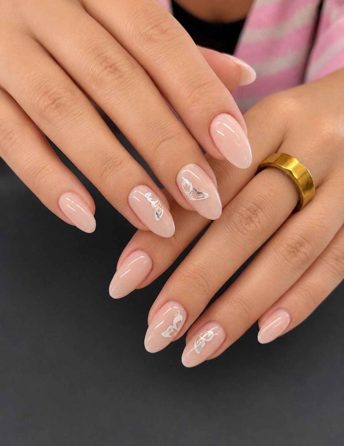 Natürliches roséfarbenes Nageldesign mit minimalen Details