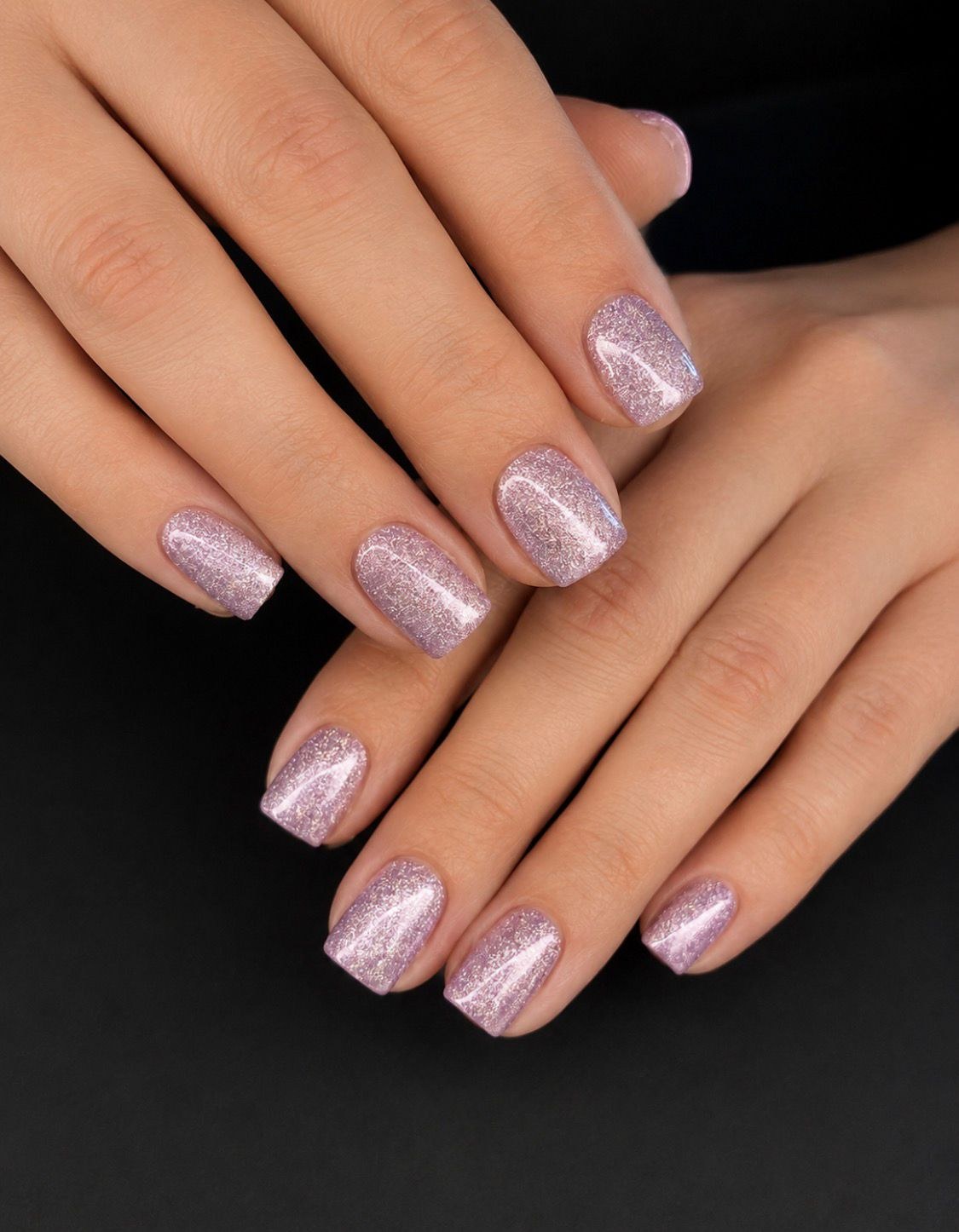 Kurzes Nageldesign in Lavendel mit feinem Schimmer