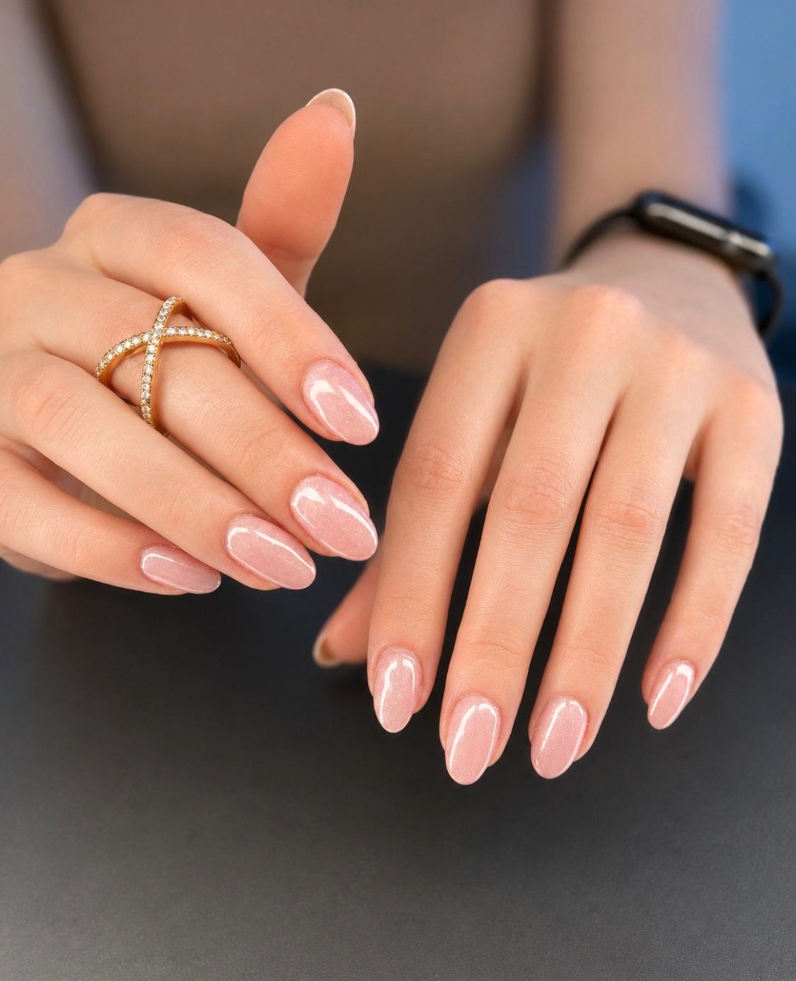 Glänzendes pfirsichfarbenes Nageldesign in Mandelform