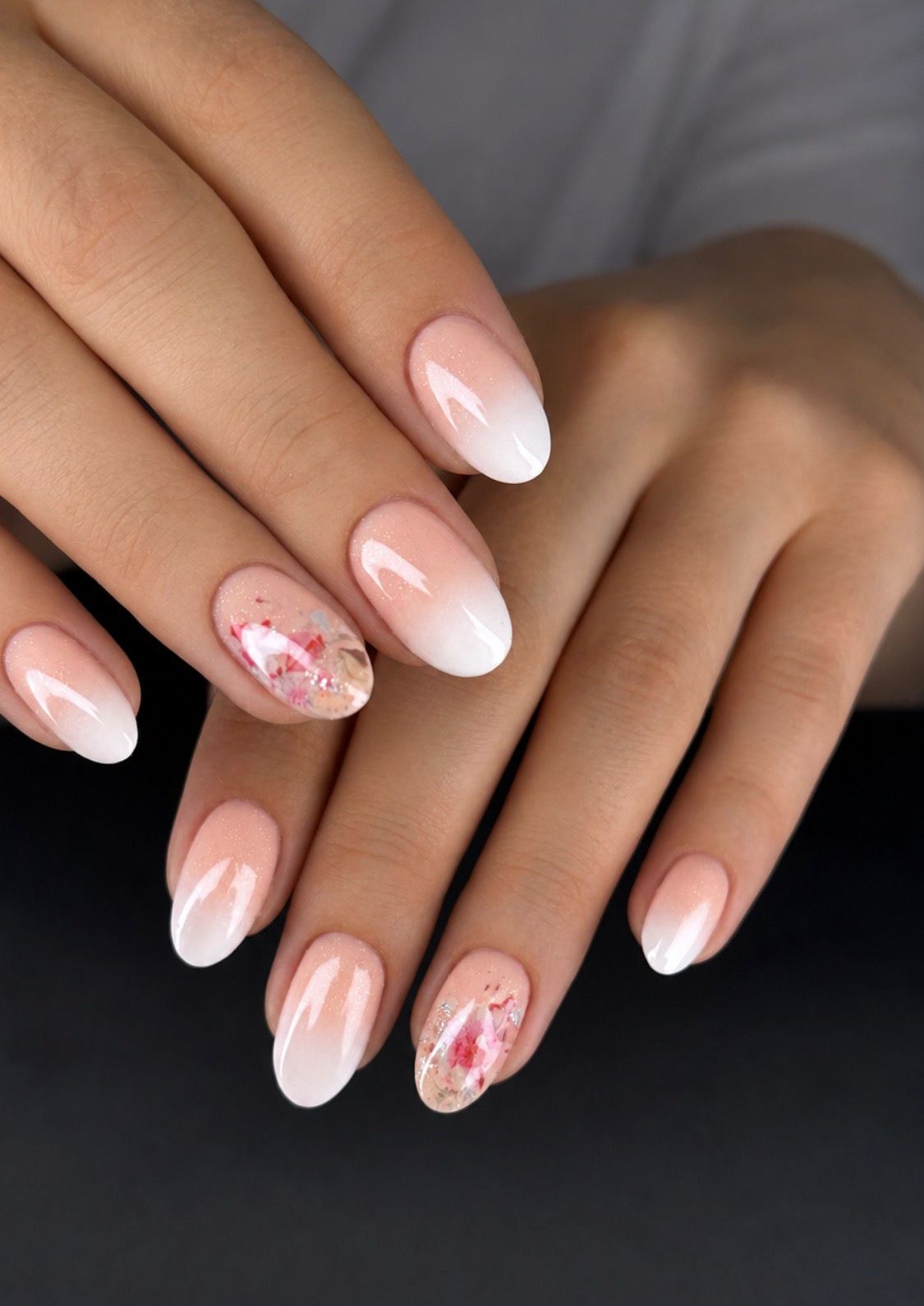 Zartes Blush-Nageldesign mit floralen Details
