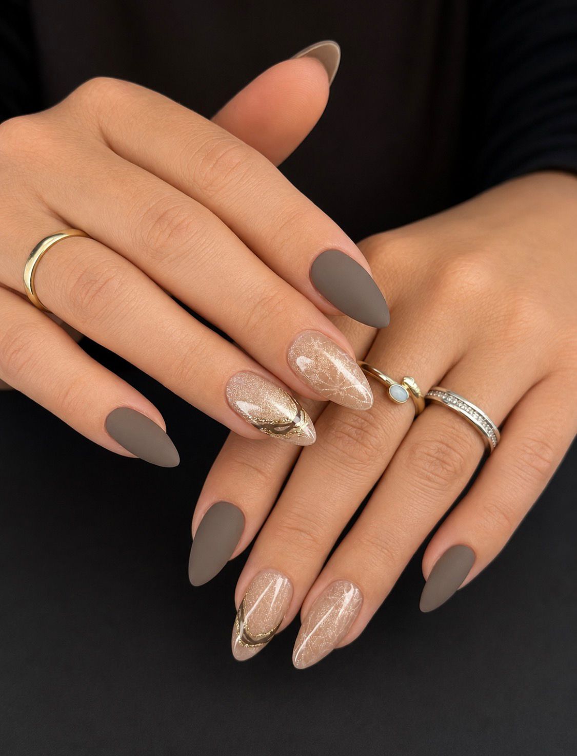 Mattes Nude-Nageldesign mit goldenen Marmorakzenten