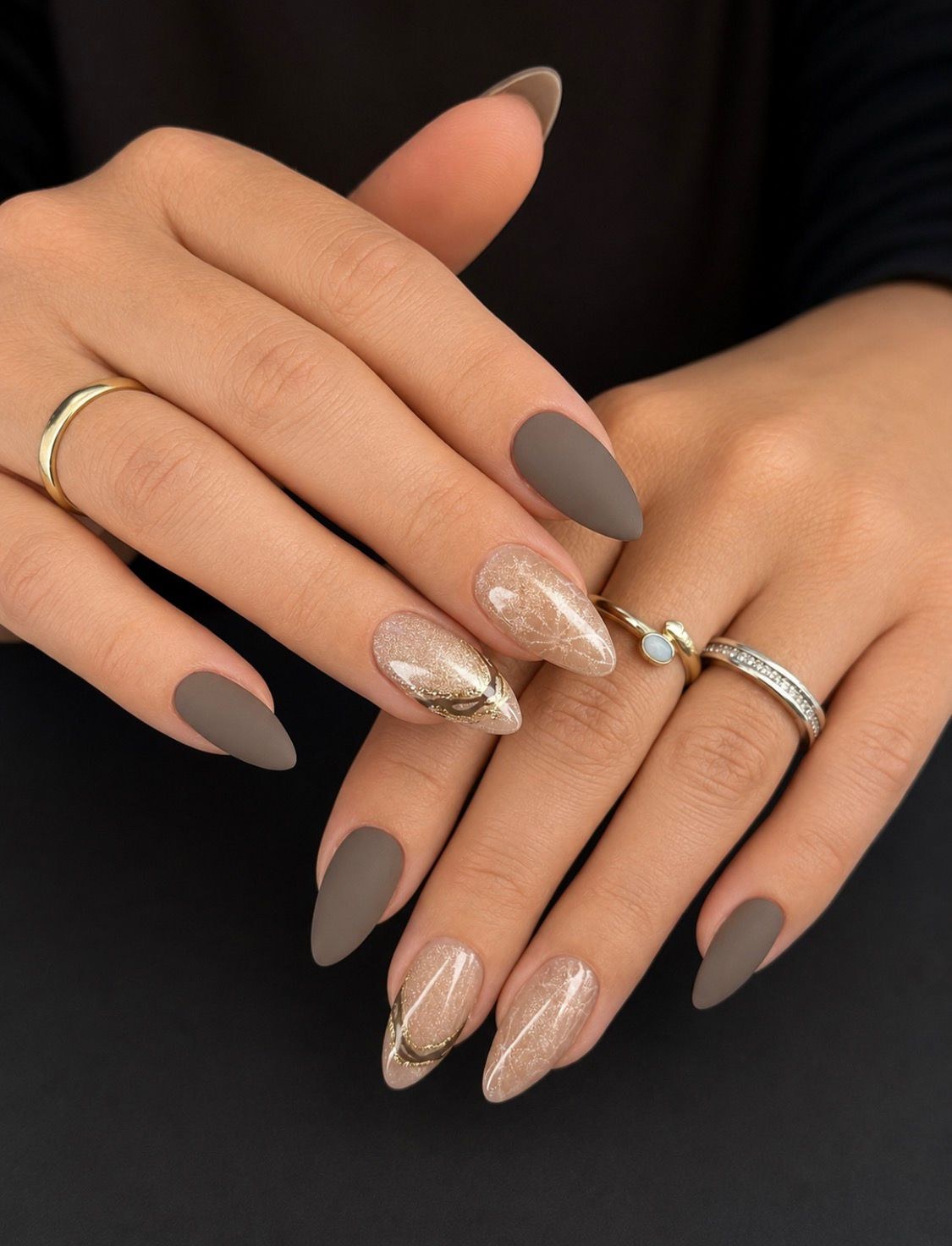 Mattes Nude-Nageldesign mit goldenen Marmorakzenten