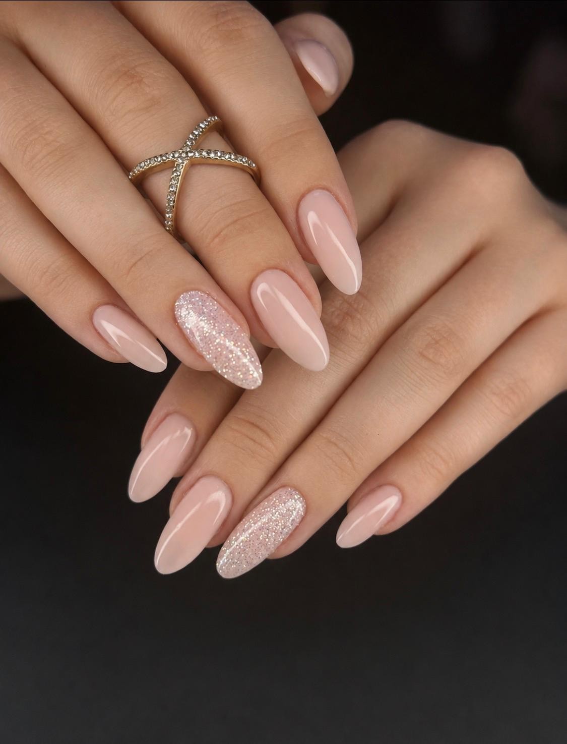 Nudefarbenes Nageldesign in Mandelform mit Glitzerdetails